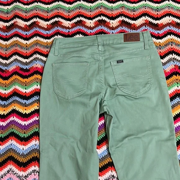 NWT Lee Lady’s Regular Fit Capri Mid-rise. Palm green. Lady’s size 6 M. - Picture 4 of 6